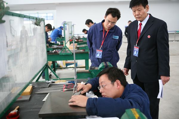 吉利首屆模具工職業技能比武大賽在臨海開鑼，助推職業技能培訓新高度